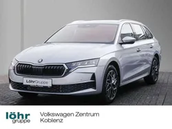 Brilliantsilber metallic Gebraucht 2024 Skoda Octavia Selection Kombi | 31.980 € (Superpreis)
