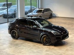 Tiefschwarzmetallic Gebraucht 2019 Porsche Cayenne Turbo S SUV | 99.850 € (Fairer Preis)