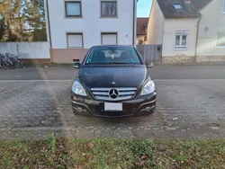 Schwarz Gebraucht 2011 Mercedes B180 Van / Kleinbus | 4.399 € (Fairer Preis)