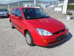 Rot Gebraucht 2001 Ford Focus Ambiente Limousine | 1.850 € (Teuer)