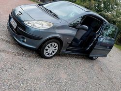 Grau Gebraucht 2005 Peugeot 1007 Kleinwagen | 1.100 € (Etwas zu teuer)
