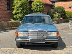 Blau Gebraucht 1982 Mercedes E230 Limousine | 7.500 €