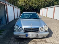 Silber Gebraucht 1997 Mercedes E320 Avantgarde Limousine | 2.400 €