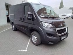 Perla nera schwarz (metallic) Gebraucht 2023 Peugeot Boxer Van | 29.739 € (Teuer)
