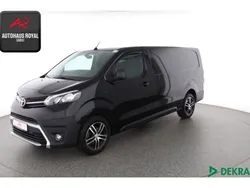 Schwarz (metallic) Gebraucht 2023 Toyota Proace Comfort Van | 27.879 €