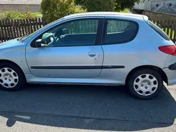 Grau Gebraucht 2005 Peugeot 206 Kleinwagen | 500 €