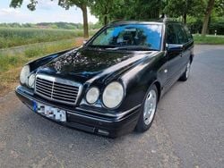 Schwarz Gebraucht 1998 Mercedes E430 Avantgarde Limousine | 2.900 €