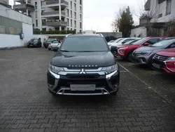 Pantherschwarz Gebraucht 2019 Mitsubishi Outlander P-HEV Intro Edition SUV | 24.390 € (Etwas zu teuer)