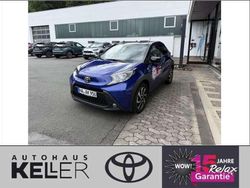 Juniper blue metallic/dach mysticschwarz mica Gebraucht 2024 Toyota Aygo X Team SUV | 17.480 € (Fairer Preis)