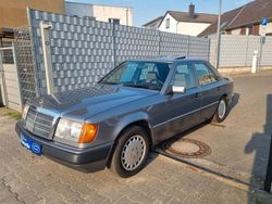Blau Gebraucht 1991 Mercedes E260 Limousine | 3.299 €