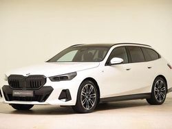 Mineralweiß metallic Gebraucht 2024 BMW 520 M Sport Kombi | 53.640 € (Guter Preis)