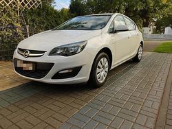 Weiß Gebraucht 2014 Opel Astra Selection Limousine | 7.500 € (Fairer Preis)