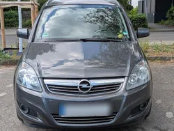Grau Gebraucht 2011 Opel Zafira Design Edition Van / Kleinbus | 4.450 € (Fairer Preis)