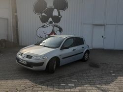 Grau Gebraucht 2004 Renault Mégane II Kleinwagen | 2.100 € (Fairer Preis)