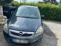 Grau Gebraucht 2007 Opel Zafira Van / Kleinbus | 2.450 € (Etwas zu teuer)