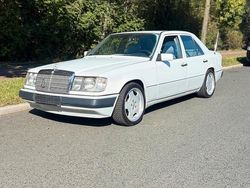 Weiß Gebraucht 1991 Mercedes E230 AMG Limousine | 4.200 €