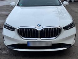 Weiß Gebraucht 2024 BMW 520 Comfort Edition Kombi | 46.500 €