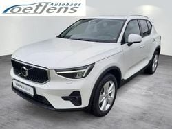 Crystal white (metallic) Gebraucht 2024 Volvo XC40 Core SUV | 31.980 € (Guter Preis)