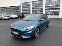 Blau Gebraucht 2020 Ford Focus ST-Line Limousine | 16.490 € (Fairer Preis)