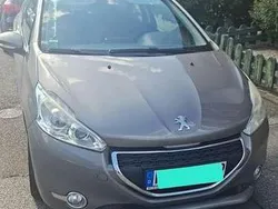 Grau Gebraucht 2012 Peugeot 208 Kleinwagen | 1.900 € (Fairer Preis)