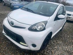 Weiß Gebraucht 2013 Toyota Aygo Kleinwagen | 1.999 € (Etwas zu teuer)