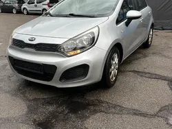 Silber Gebraucht 2014 Kia Rio Limousine | 4.199 € (Fairer Preis)