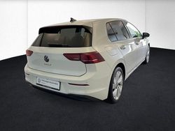 Pure white uni Gebraucht 2024 VW Golf VIII Life Kleinwagen | 24.930 € (Fairer Preis)