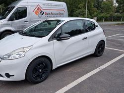 Weiß Gebraucht 2013 Peugeot 208 Kleinwagen | 3.300 € (Guter Preis)