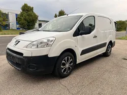 Weiß Gebraucht 2011 Peugeot Partner Comfort Van / Kleinbus | 2.850 € (Fairer Preis)