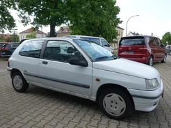 Weiß Gebraucht 1996 Renault Clio Limousine | 690 €