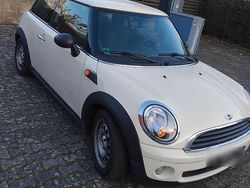 Weiß Gebraucht 2009 Mini Cooper Kleinwagen | 2.300 €