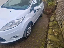 Weiß Gebraucht 2010 Ford Fiesta Kleinwagen | 4.300 €