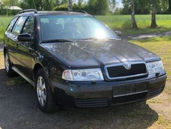 Schwarz Gebraucht 2002 Skoda Octavia Elegance Kombi | 700 € (Superpreis)