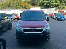 Rot Gebraucht 2016 Peugeot Partner Van / Kleinbus | 5.999 € (Fairer Preis)