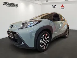 Urban khaki (6x3)/ black mica (209) (gruen) Neu 2025 Toyota Aygo Team Kleinwagen | 18.980 €