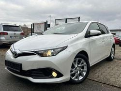 Weiß Gebraucht 2015 Toyota Auris Design Limousine | 6.390 € (Etwas zu teuer)