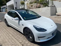 Weiß Gebraucht 2022 Tesla Model 3 Standard Range Plus Limousine | 29.999 € (Etwas zu teuer)