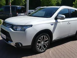 Weiß Gebraucht 2015 Mitsubishi Outlander P-HEV SUV | 15.990 € (Etwas zu teuer)