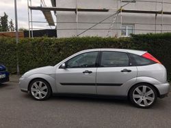 Silber Gebraucht 2001 Ford Focus Ghia Limousine | 3.100 € (Teuer)
