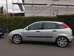 Silber Gebraucht 2001 Ford Focus Ghia Limousine | 2.900 € (Teuer)