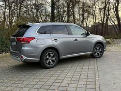 Grau Gebraucht 2020 Mitsubishi Outlander P-HEV Top SUV | 19.900 € (Guter Preis)
