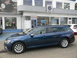 Aquamarinblau metallic (metallic) Gebraucht 2023 VW Passat Business Kombi | 30.598 € (Superpreis)