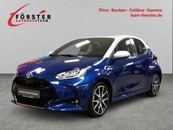 Nachtblau mica metallic, dach weiss Gebraucht 2021 Toyota Yaris Hybrid Style Limousine | 18.730 € (Etwas zu teuer)