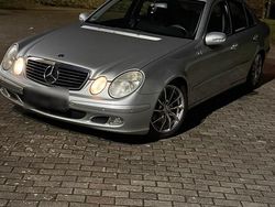 Silber Gebraucht 2003 Mercedes E220 Limousine | 3.200 €
