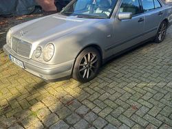 Silber Gebraucht 1998 Mercedes 240 Limousine | 9.009 €