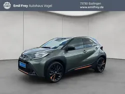 Cardamon green metallic/ night sky black Gebraucht 2022 Toyota Aygo Basis Kleinwagen | 18.990 € (Etwas zu teuer)