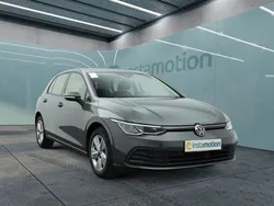 Grau Gebraucht 2024 VW Golf VIII Life Limousine | 24.099 € (Fairer Preis)