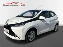 Weiß Gebraucht 2016 Toyota Aygo X-play Kleinwagen | 10.790 € (Fairer Preis)