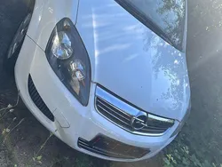 Weiß Gebraucht 2011 Opel Zafira Family Van / Kleinbus | 3.950 € (Fairer Preis)