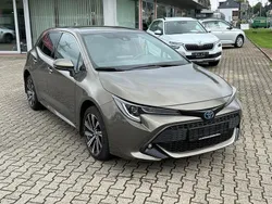 Oxide bronze (metallic) Gebraucht 2022 Toyota Corolla Limousine | 20.990 € (Guter Preis)